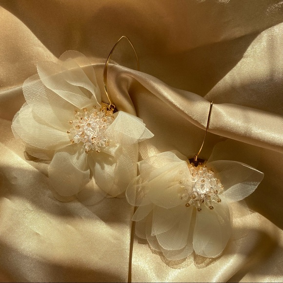 💕Last one Mesh White Flower Hook Earrings - Picture 7 of 8